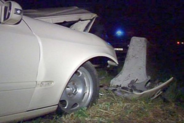 Un şofer băut a intrat cu maşina într-un cap de pod, pe DN3